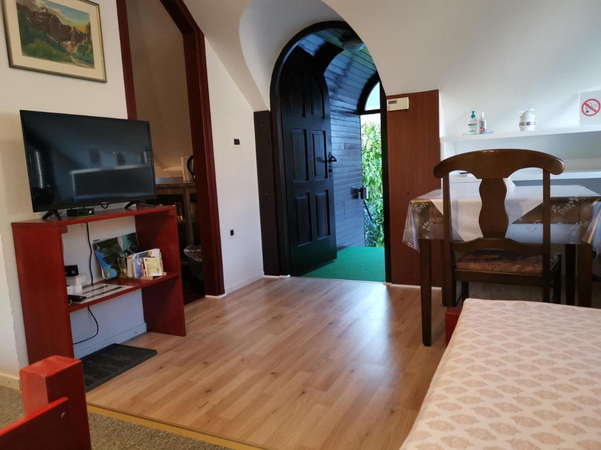 Apartmaji Mak เยเซนิตเซ ภายนอก รูปภาพ