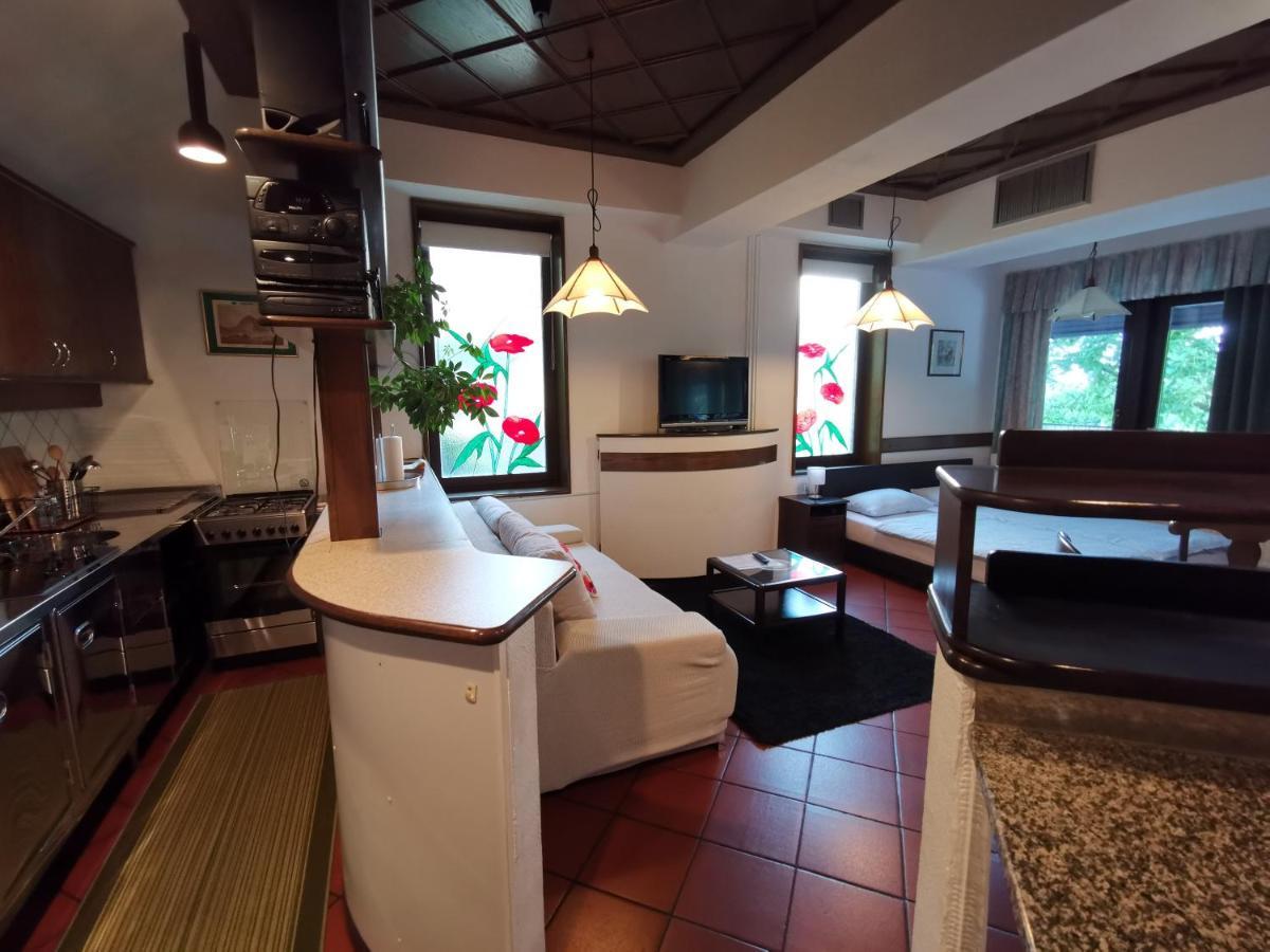 Apartmaji Mak เยเซนิตเซ ภายนอก รูปภาพ